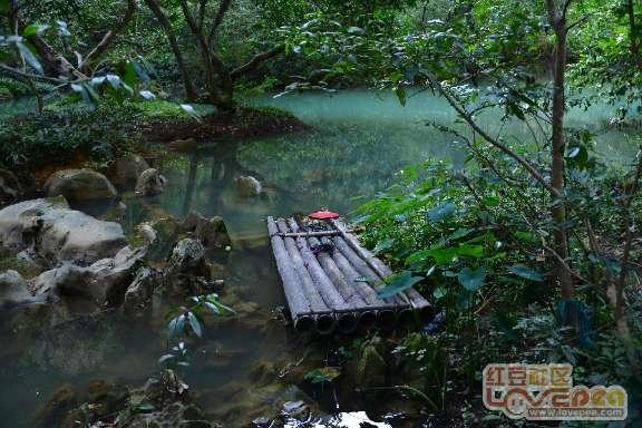 范志毅携娇妻逛街被偶遇，小17岁娇妻肤白美貌大长腿，颜值不输女明星